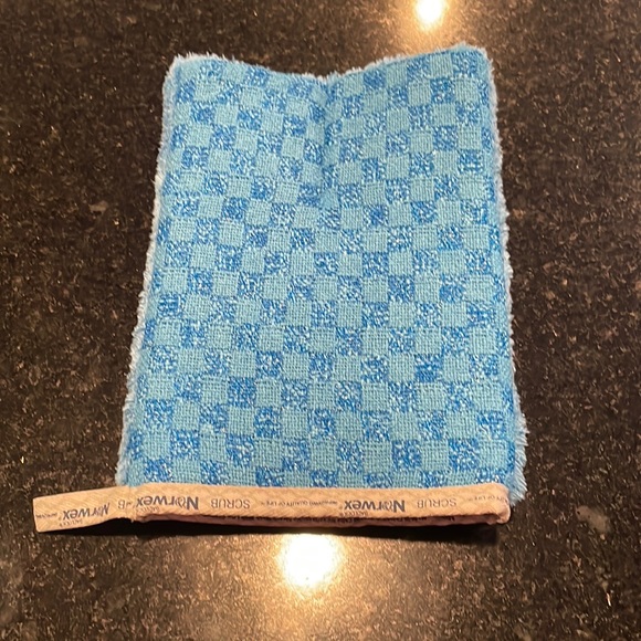 Norwex Bathroom Scrub Mitt NWOT - Picture 1 of 4